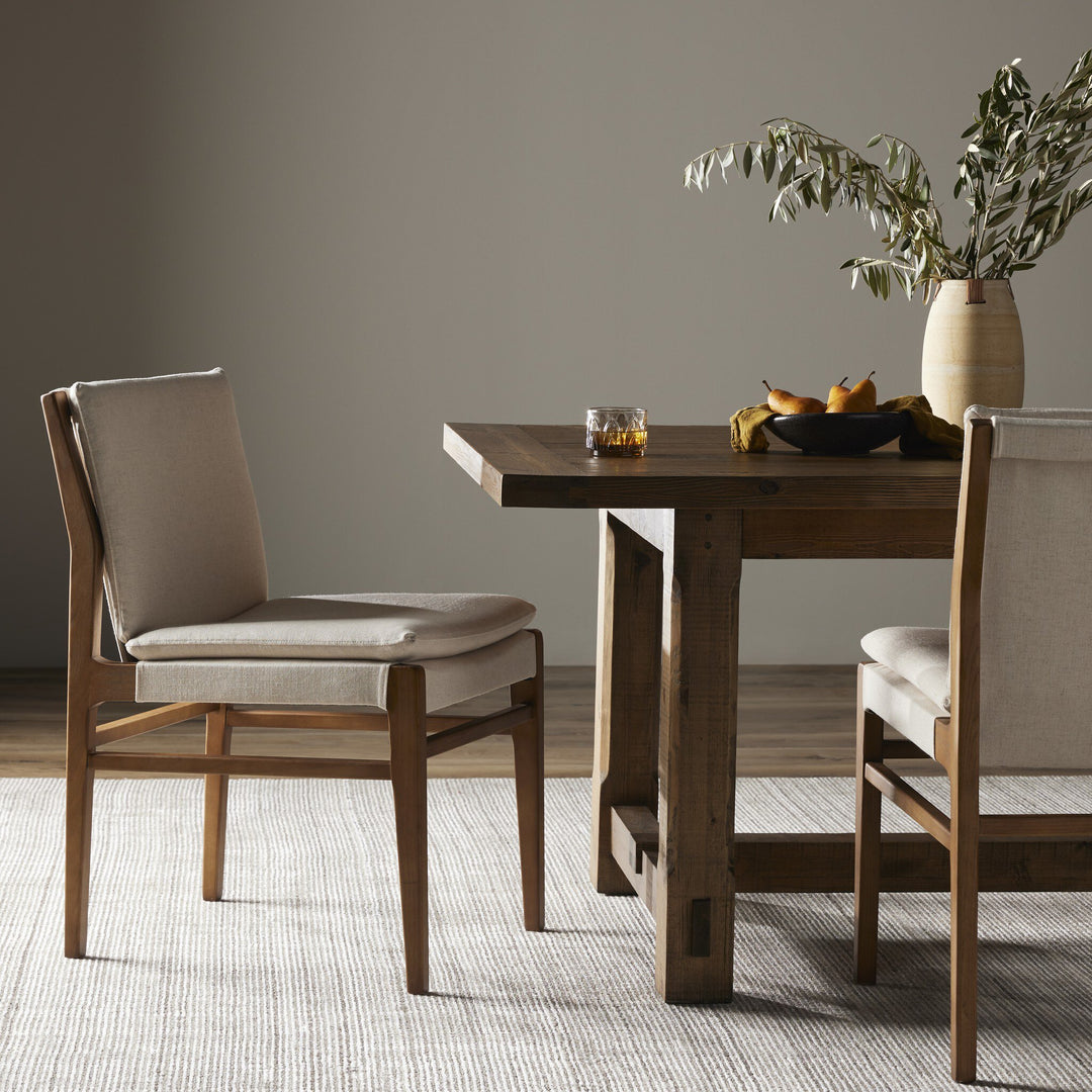 YAWNI DINING CHAIR